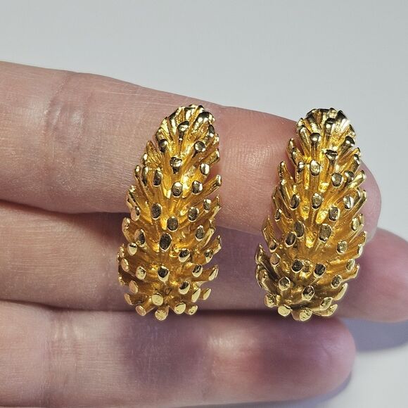 Vintage Gold Tone Thistle Or Pinecone Clip On Earrings - Picture 1 of 8